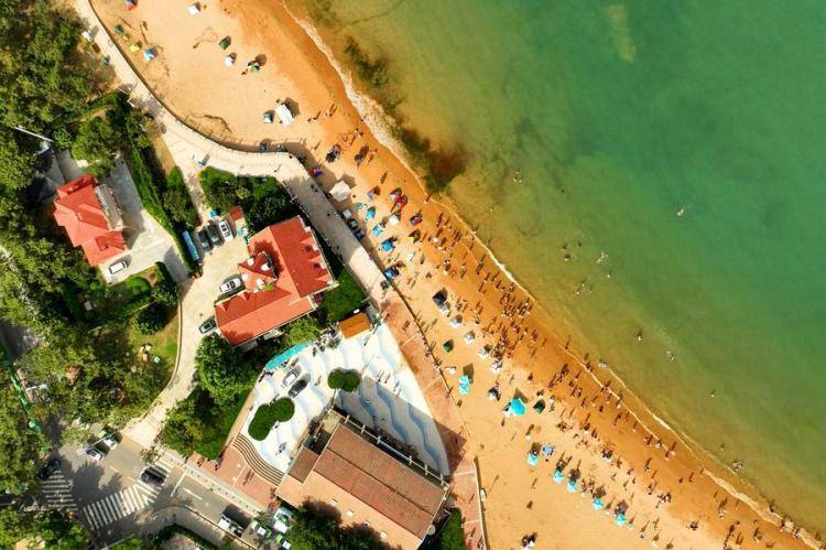 Tourism in Qingdao heats up in hot summer days
