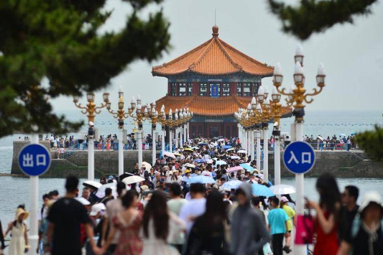 Tourism in Qingdao heats up in hot summer days