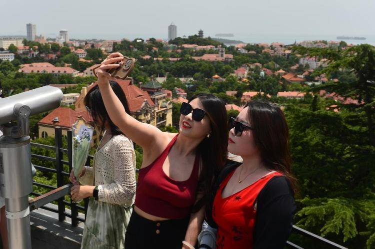 Tourism in Qingdao heats up in hot summer days
