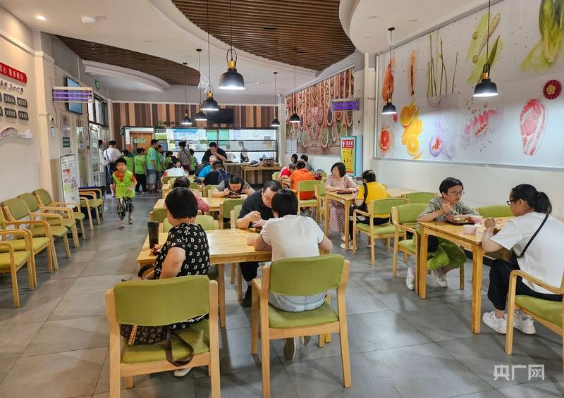 【人民城市·温情中国】民生为大 “英雄城市”的幸福底色