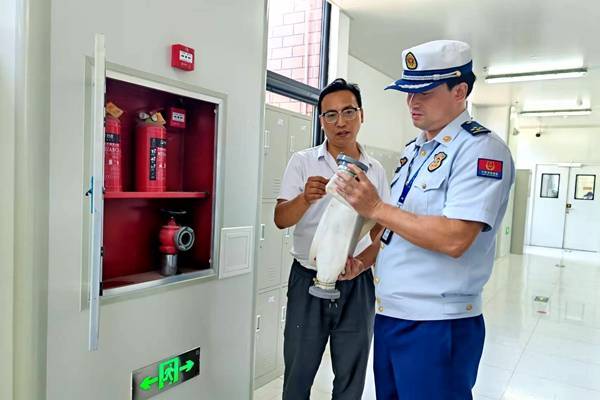 鹤壁经济技术开发区消防救援大队深入辖区重点单位开展消防安全检查指导工作