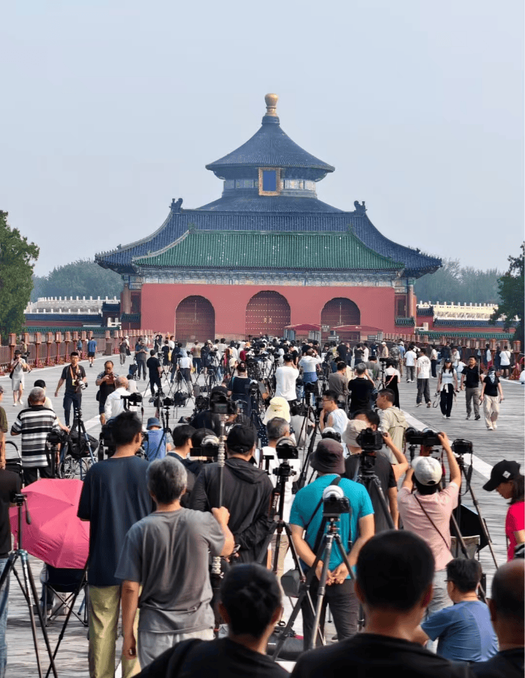 游客进京看阅兵称看到战机编队“这趟值了”，埃文凯尔现身天坛引发围观