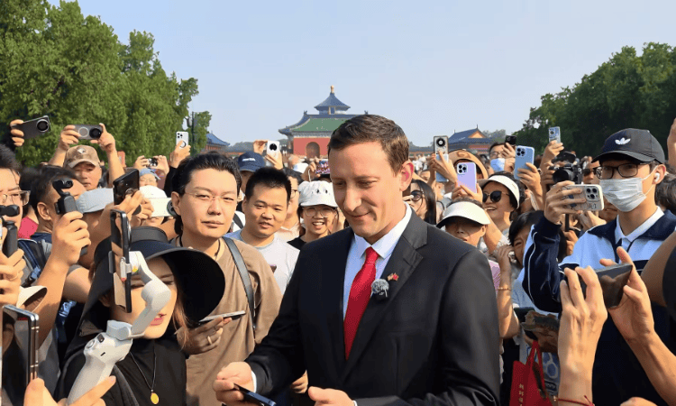 游客进京看阅兵称看到战机编队“这趟值了”，埃文凯尔现身天坛引发围观