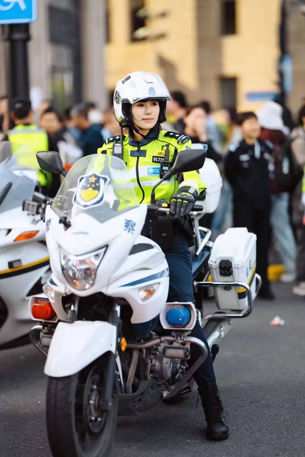 上海外滩“最美女警”被盯上!为了拍她,有人连续蹲守几天