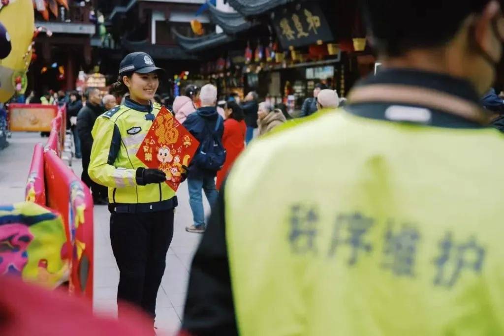 上海外滩“最美女警”被盯上!为了拍她,有人连续蹲守几天