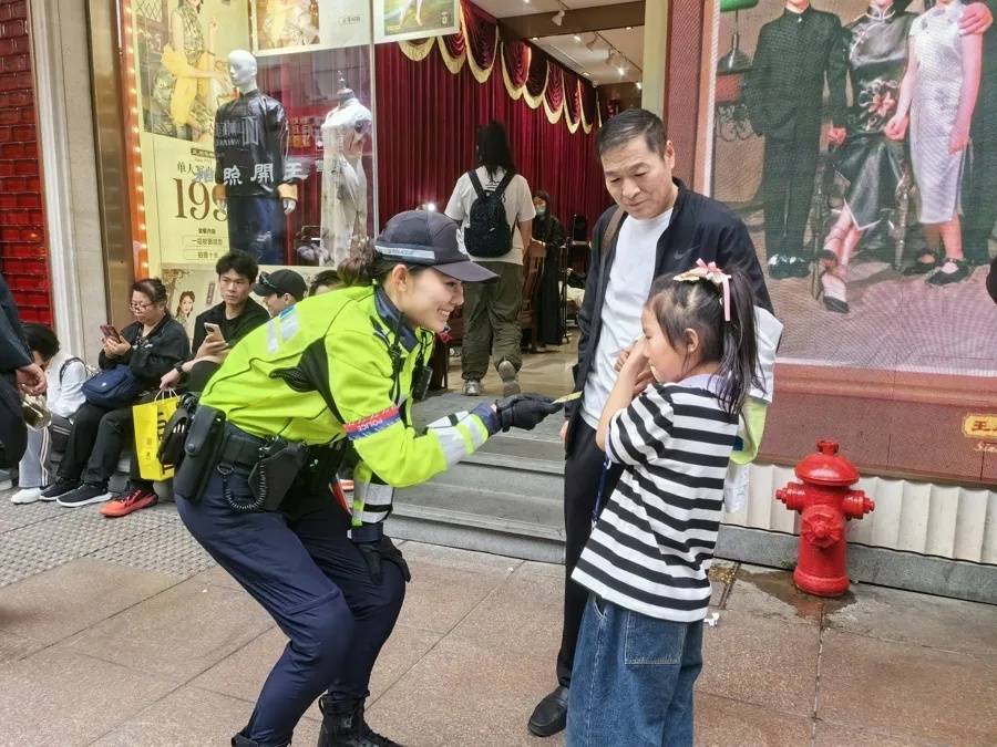 上海外滩“最美女警”被盯上!为了拍她,有人连续蹲守几天