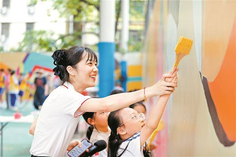 41幅墙绘“彩绘”新龙华