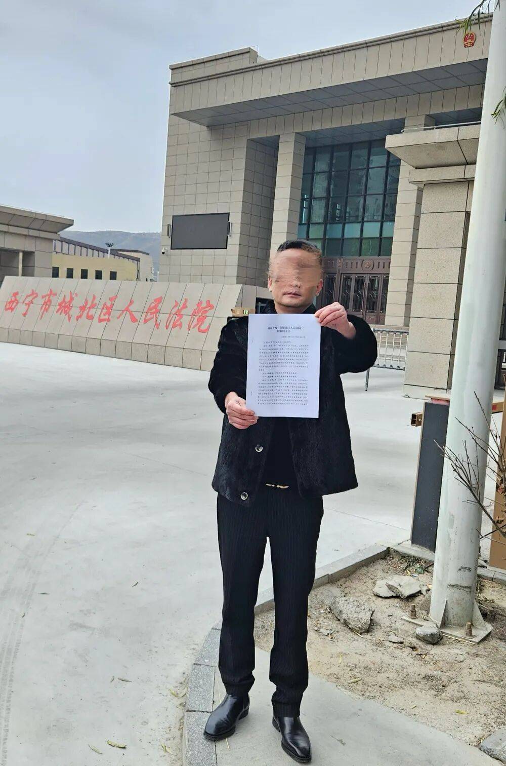 母亲派出所里遭民警责骂，男子插话后被拖进女厕群殴！涉案警员公开受审
