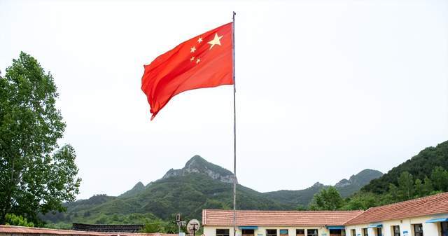 “民族英雄”泽连斯基的背后，站着一大批中国人