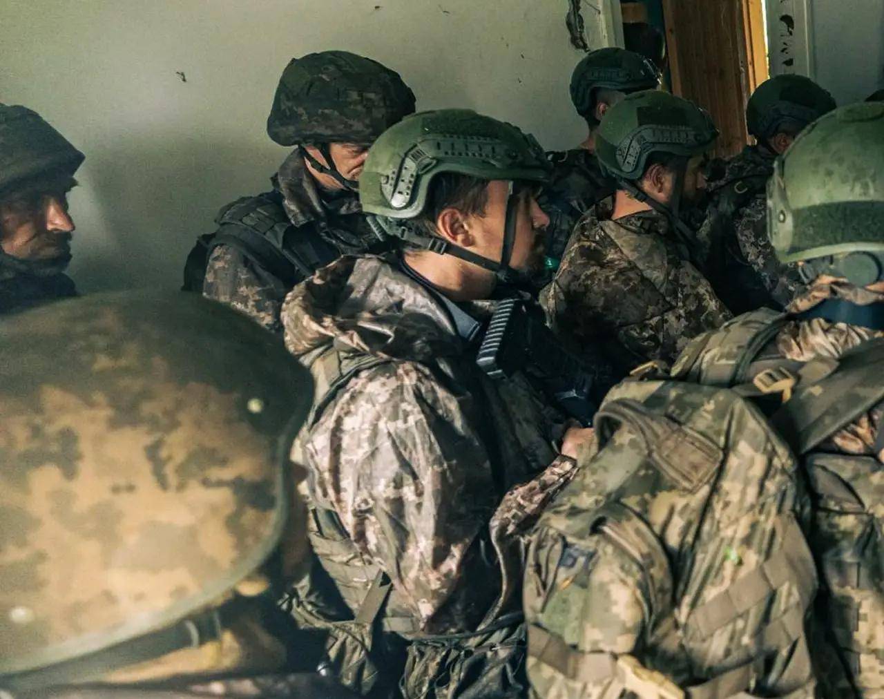 乌克兰败局已定？前线大崩溃，乌军精锐警告：新兵练两天就上战场