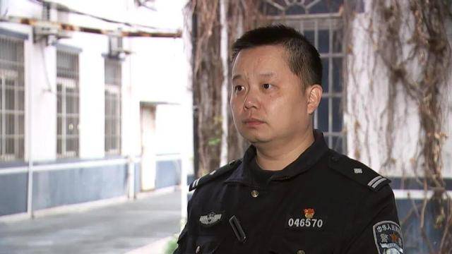 砰！浙江女子刚坐进车里，一把菜刀砸在眼前，随后剪刀又飞来