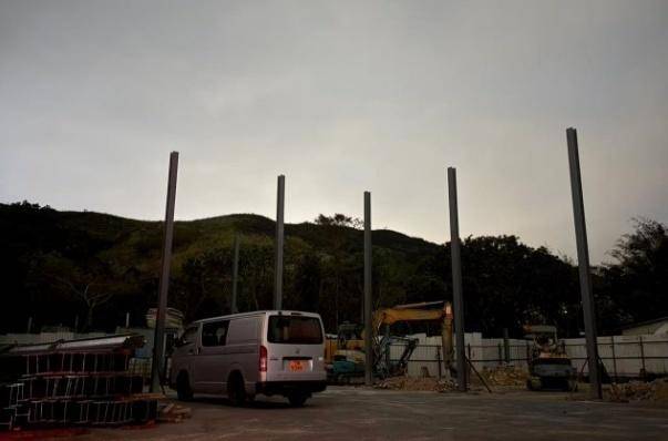 香港粉岭坪峰附近山火已经扑灭，此前火势连绵上百米，深圳多处可见