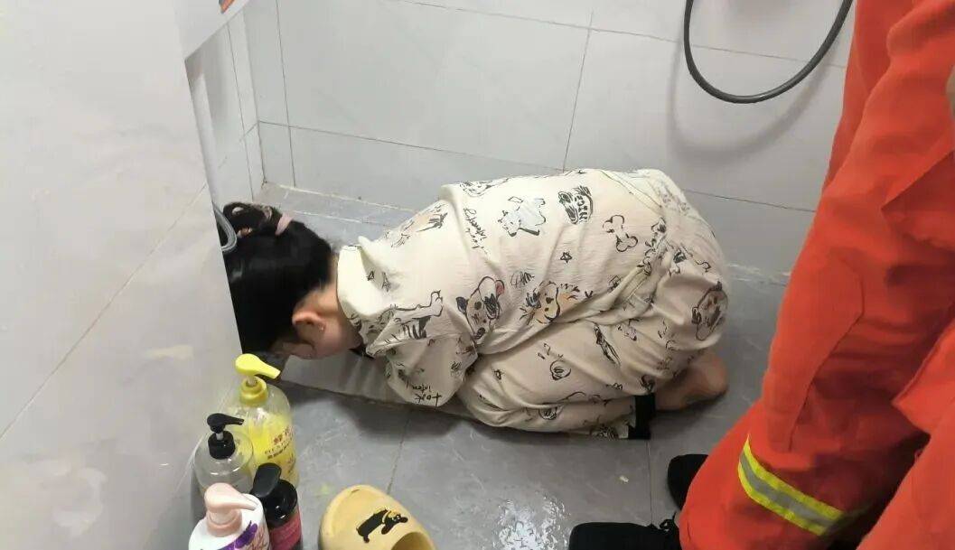 广州一女子洗澡时伸手捡掉入厕所的塑料瓶，却被紧紧卡住右手“无法自拔”，消防营救回应