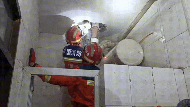 广州一女子洗澡时伸手捡掉入厕所的塑料瓶，却被紧紧卡住右手“无法自拔”，消防营救回应