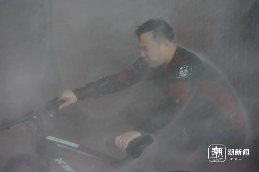 14级台风有多猛，150斤男记者体验差点哭出来：太恐怖了，一度出现溺水窒息感；超强台风“巴威”逼近浙江
