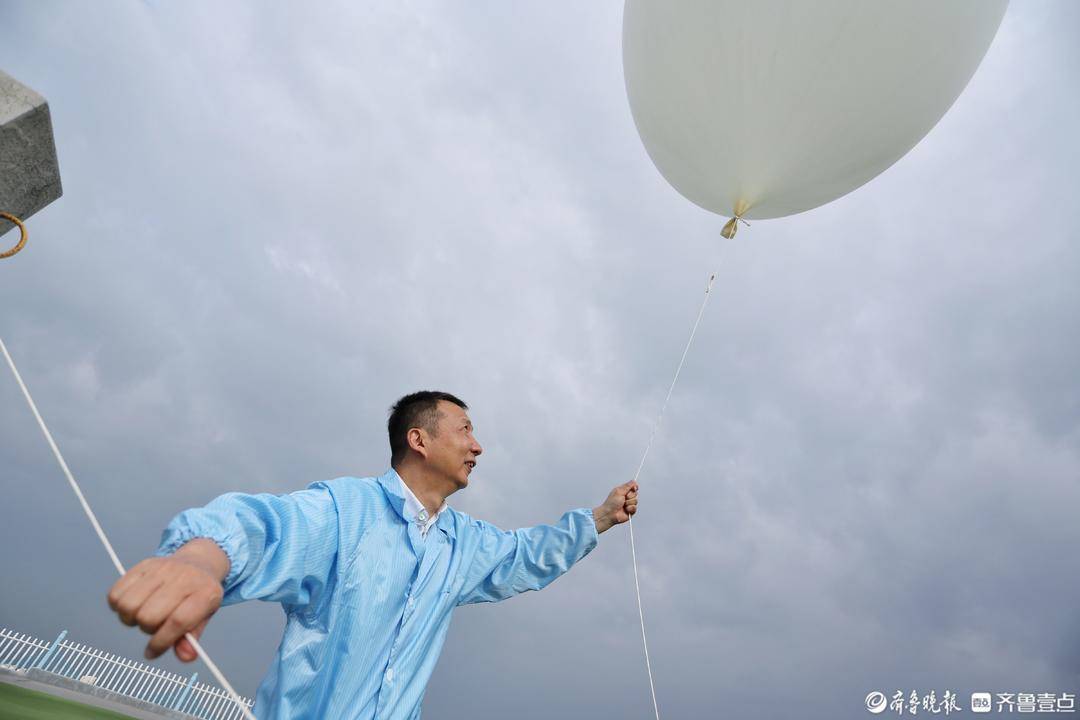 拾光|几十年如一日，他准点放气球高空测天气