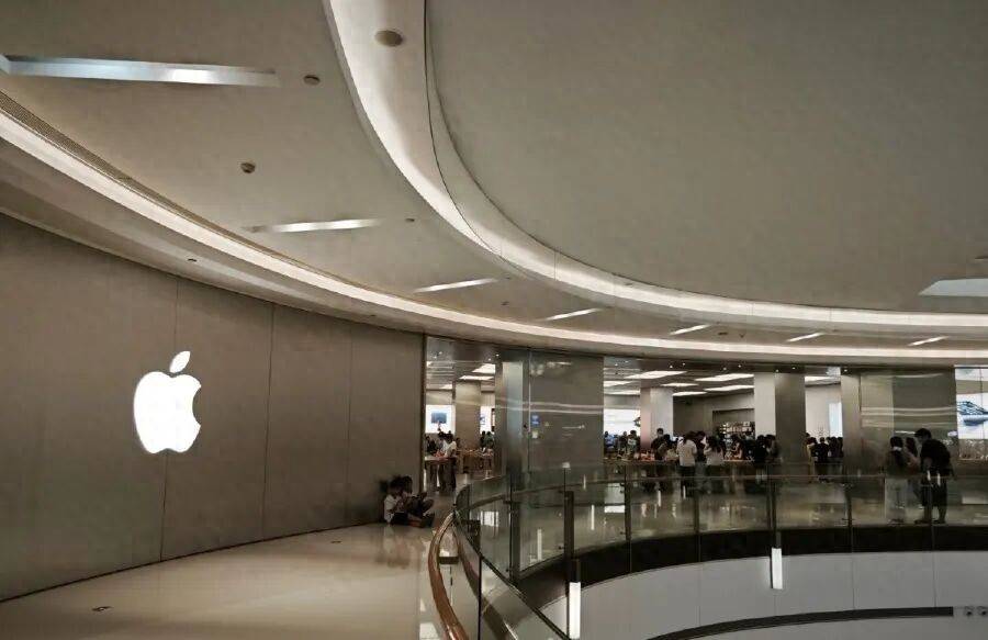 “大G只剩车轱辘”！河南郑州一商家投200多万元囤230台iPhone 17，本想三五天赚十多万元，发布会后卖一台亏一台，官网涨线下和电商却在降