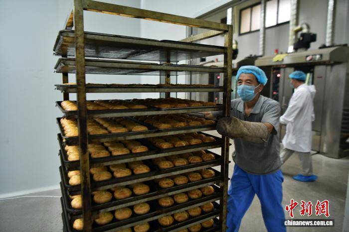 中秋将至 河北石家庄“月饼村”生产销售忙