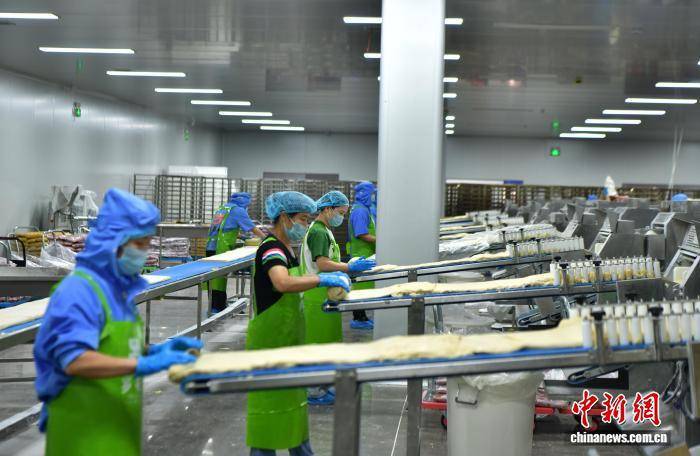 中秋将至 河北石家庄“月饼村”生产销售忙